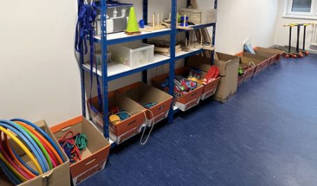 Foto: Regal gefüllt mit diversen Spielzeugen